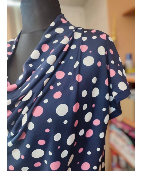 Bluzka z lejącym dekoltem typu woda - różowe oraz białe groszki